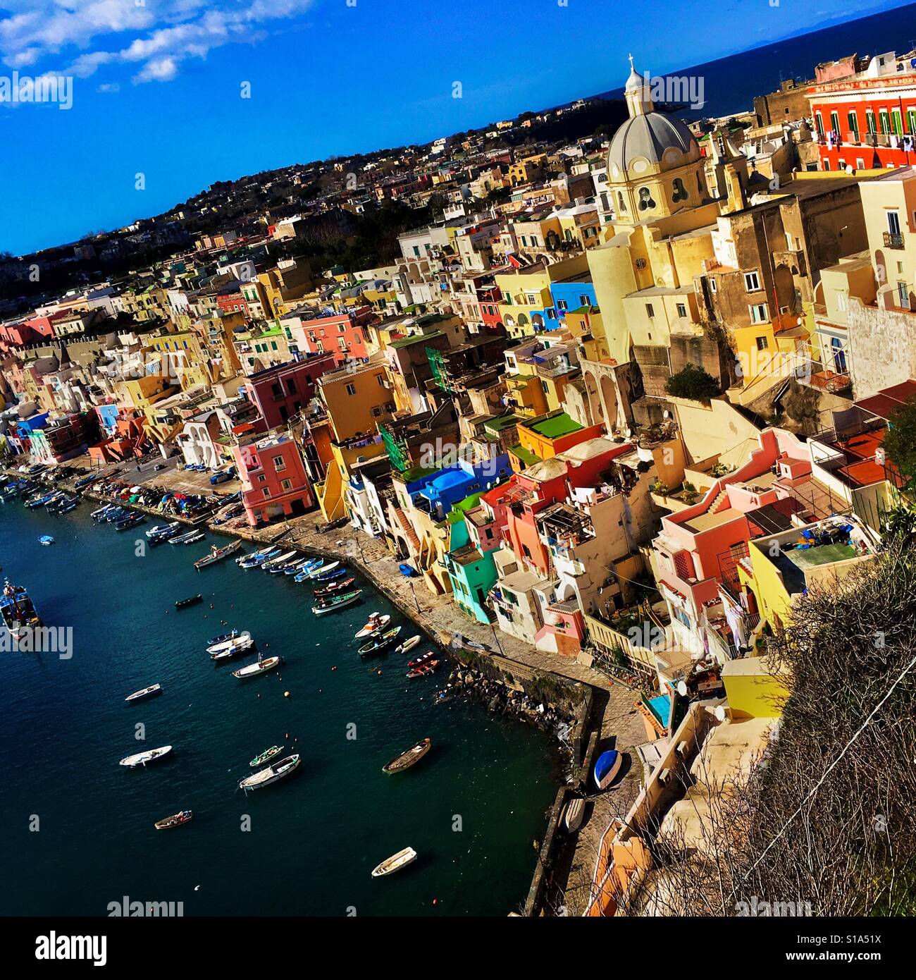 Il centro storico e il porto sono visti dalla Terra Murata, una collina sulla isola di Procida nel Golfo di Napoli, Italia, il 7 febbraio 2017. Foto Stock