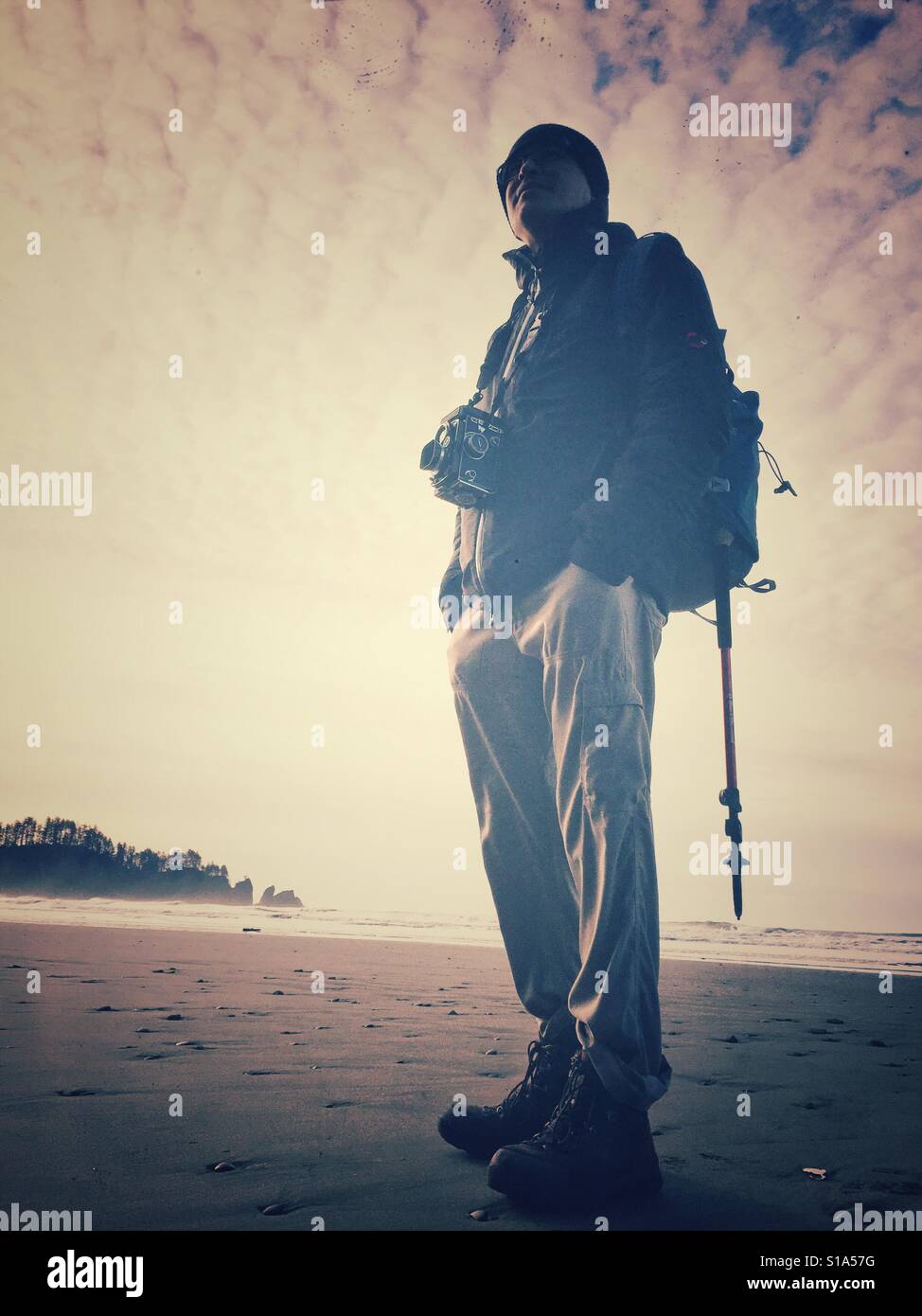 Persone di mezza età fotografo permanente sulla seconda spiaggia del Parco Nazionale di Olympic, nello Stato di Washington, USA - Immagine stock catturata con smartphone