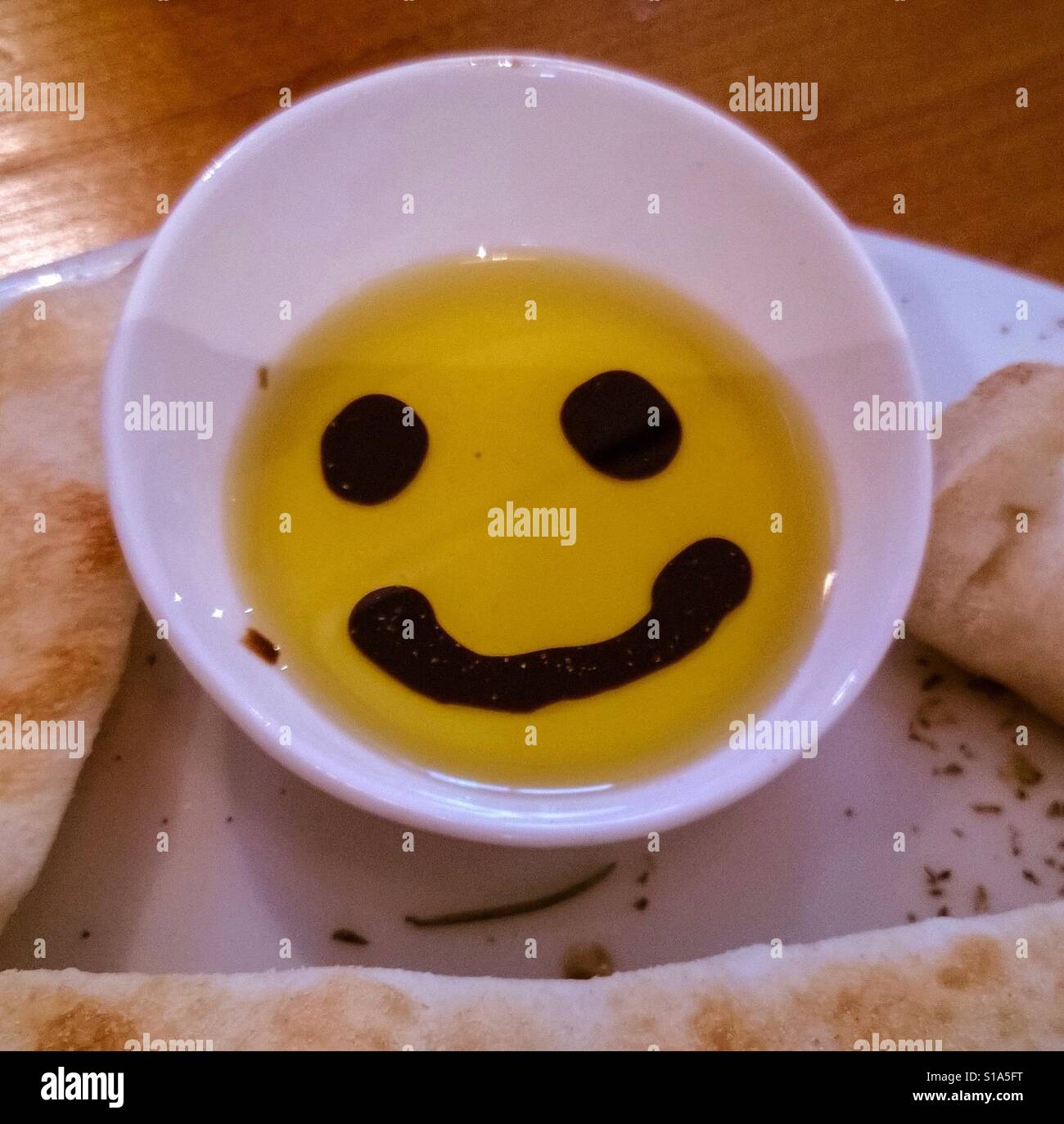 Smiley face gli Emoji olio e aceto balsamico su piastra. - Immagine stock catturata con smartphone