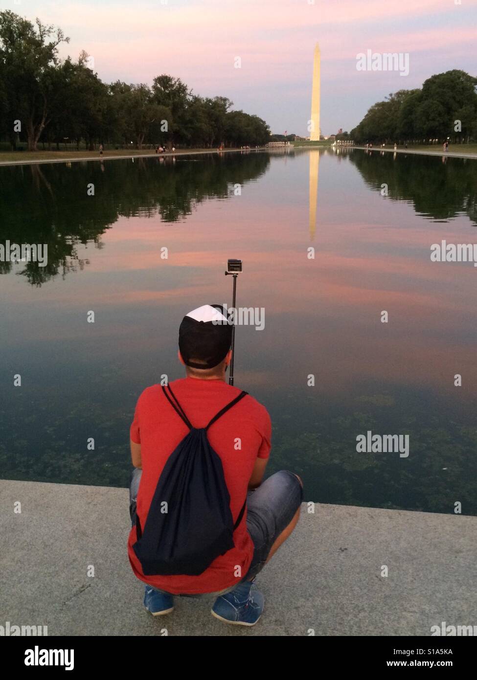Fotografare il tramonto sul Monumento di Washington e riflettendo la piscina, Washington DC, Stati Uniti d'America - Immagine stock catturata con smartphone