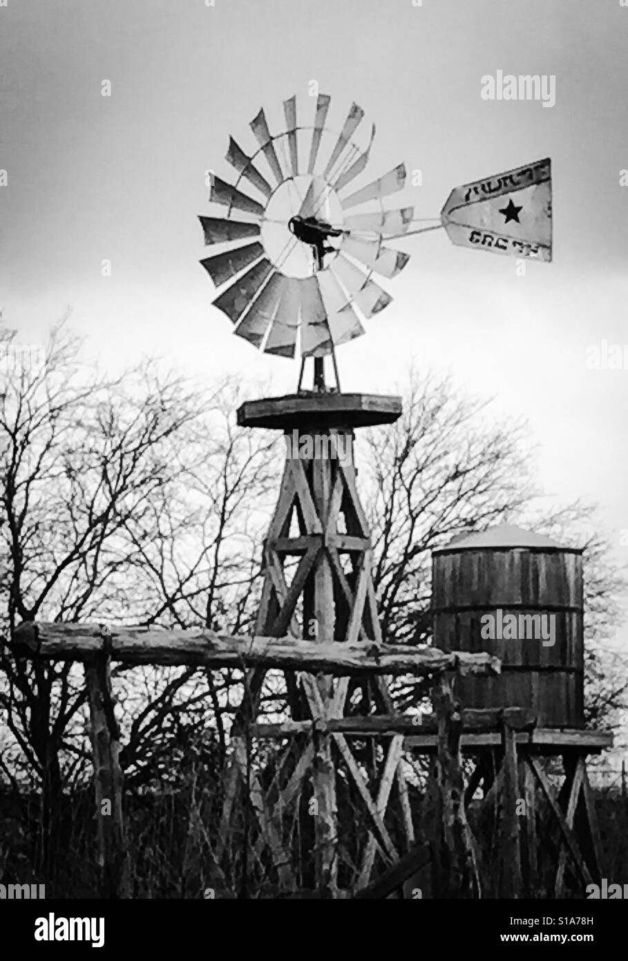 Un mulino a vento di vintage in un ranch del Texas Foto Stock