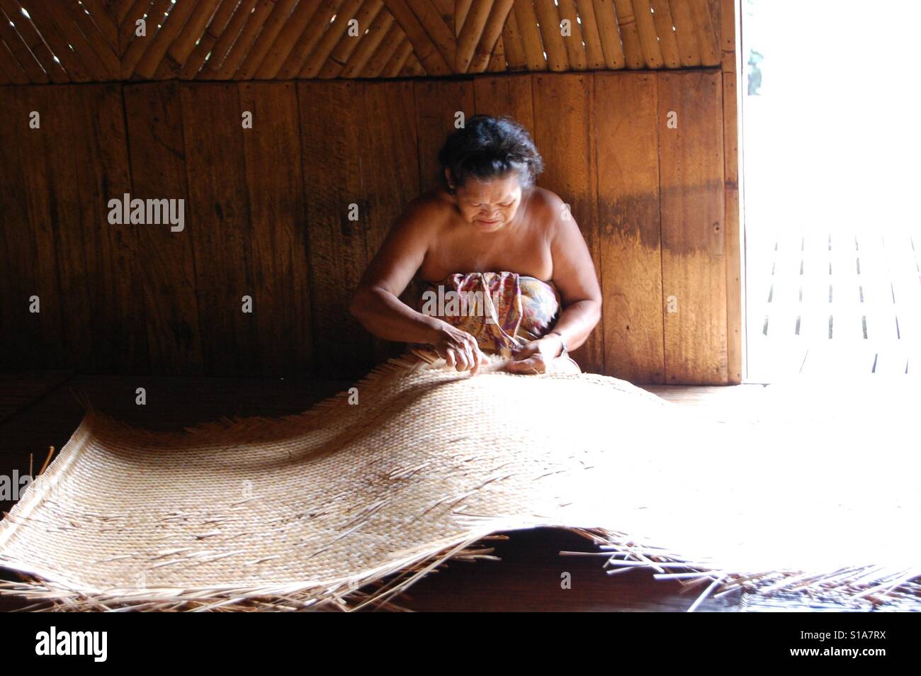 Iban donna mat tessitura del longhouse Batang ai Foto Stock
