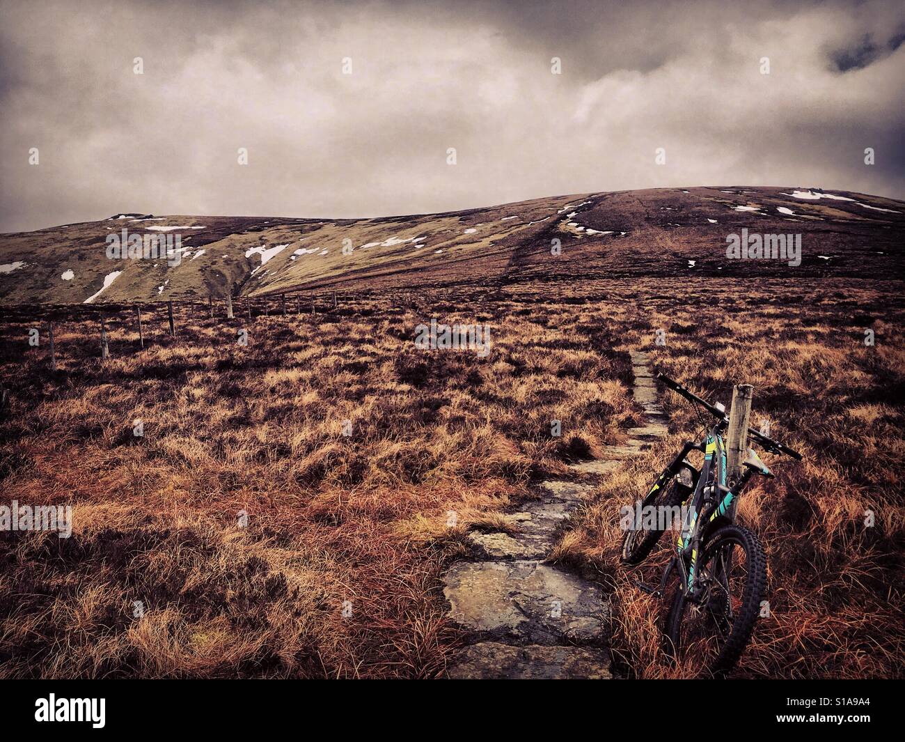 Una mountain bike su del The Pennine Way nelle colline Cheviot sul Anglo frontiera scozzese Foto Stock