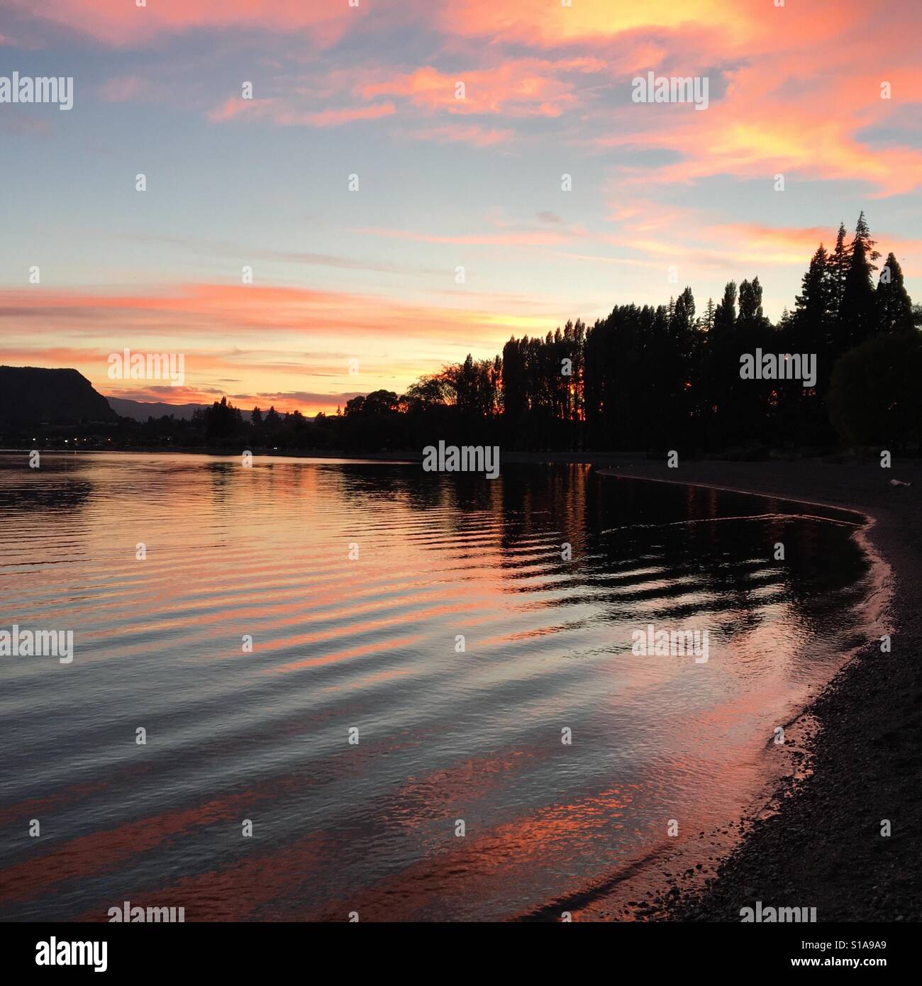 Il lago Wanaka nell'Isola Sud della Nuova Zelanda presso sunrise - Immagine stock catturata con smartphone