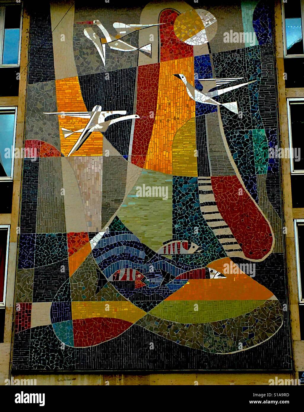 Pop arte mosaico con uccelli e pesci, Monaco di Baviera - Immagine stock catturata con smartphone