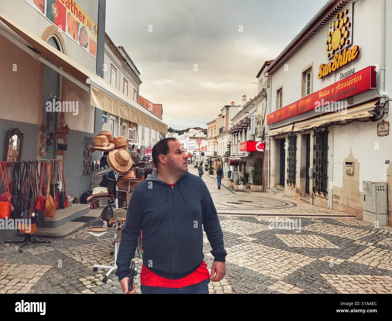 Tourist Shopping sulla strada principale di Albufeira Algarve Portogallo Foto Stock