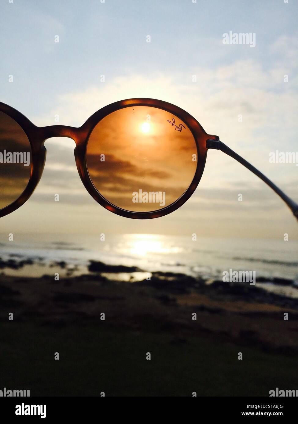 Sunrise attraverso occhiali da sole Foto Stock