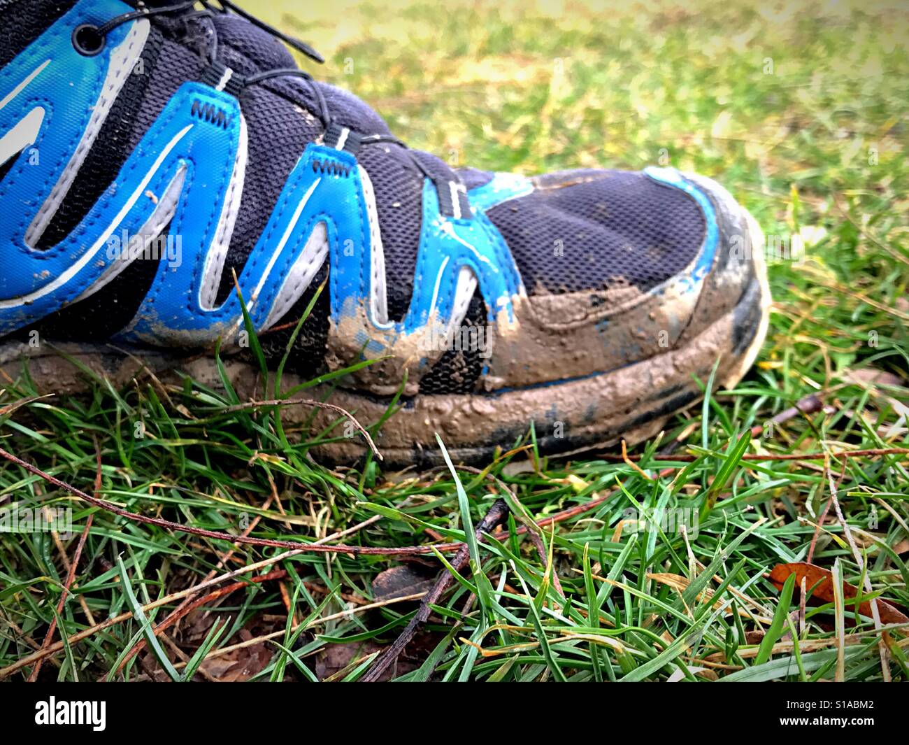 Scarpe fangoso dopo una molla trail run. Foto Stock