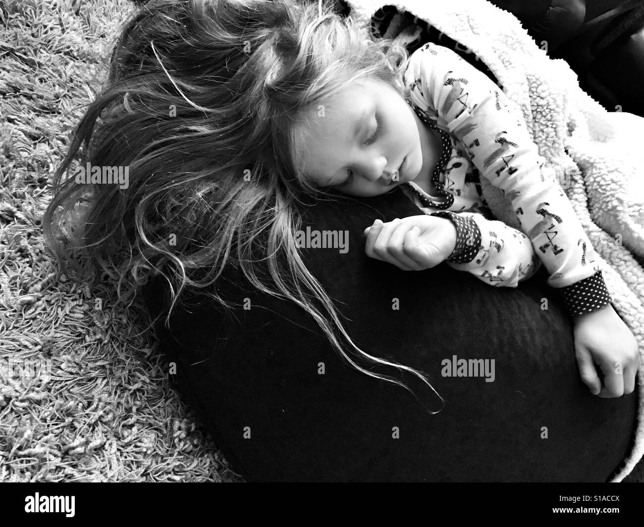 Bambina di dormire su un sacchetto di fagioli Foto Stock