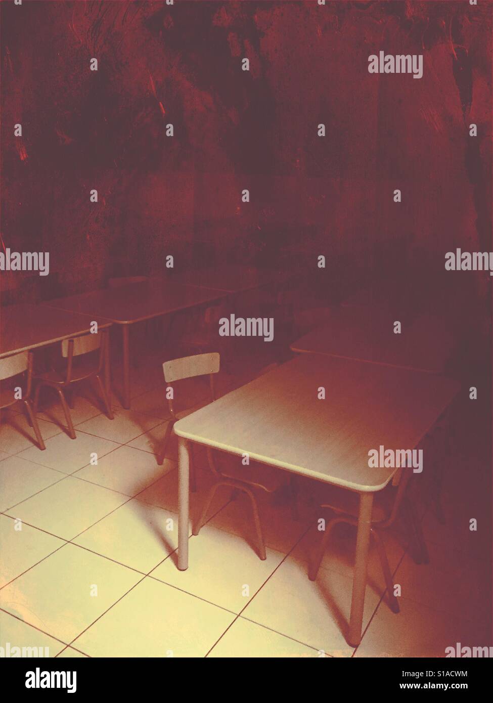 Tabelle vuote nella scuola diner - Immagine stock catturata con smartphone