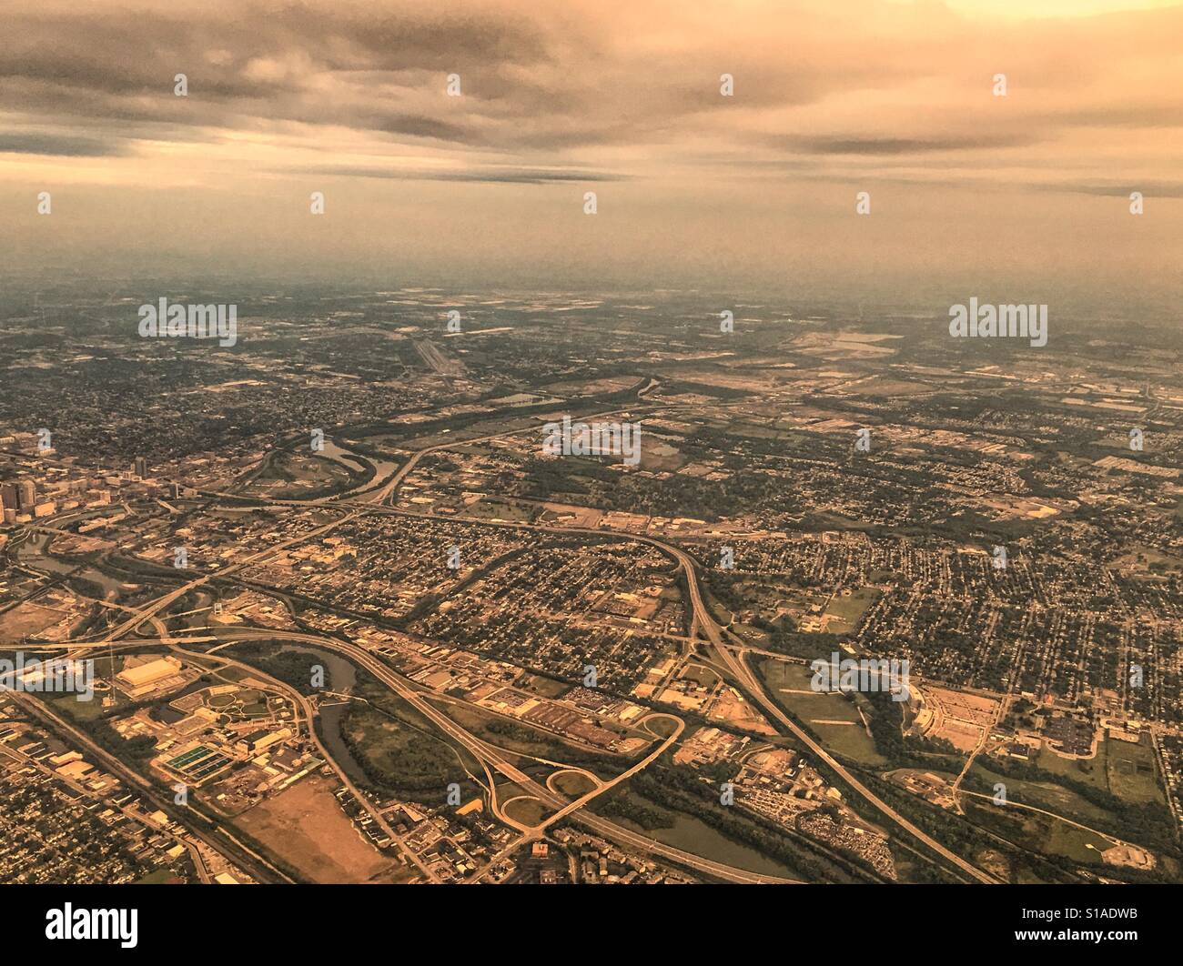 Uccelli drammatico colpo d'occhio della tempesta estiva nuvole sopra Columbus Ohio usa il paesaggio urbano visto dal di sopra con lo spazio di copia Foto Stock