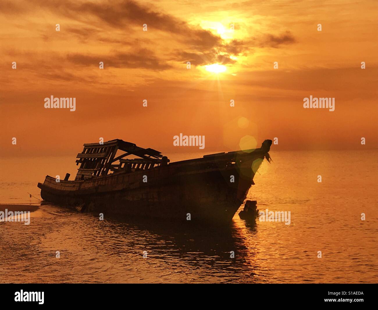 Silhouette barca sulla spiaggia Foto Stock
