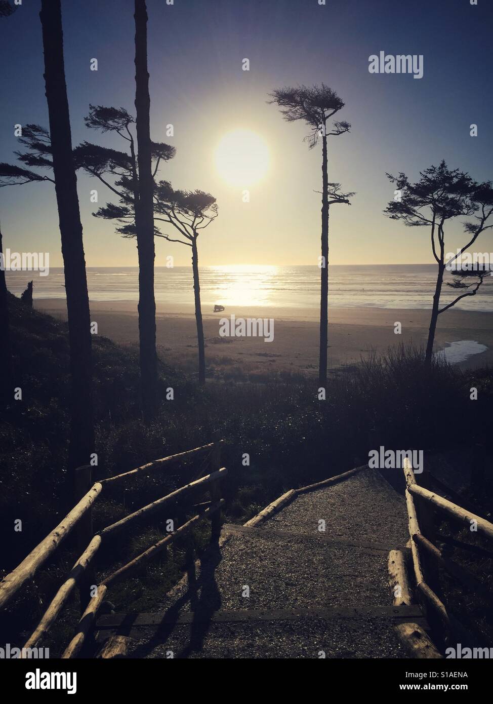 Impostazione di Sun al Pacific Northwest beach Foto Stock