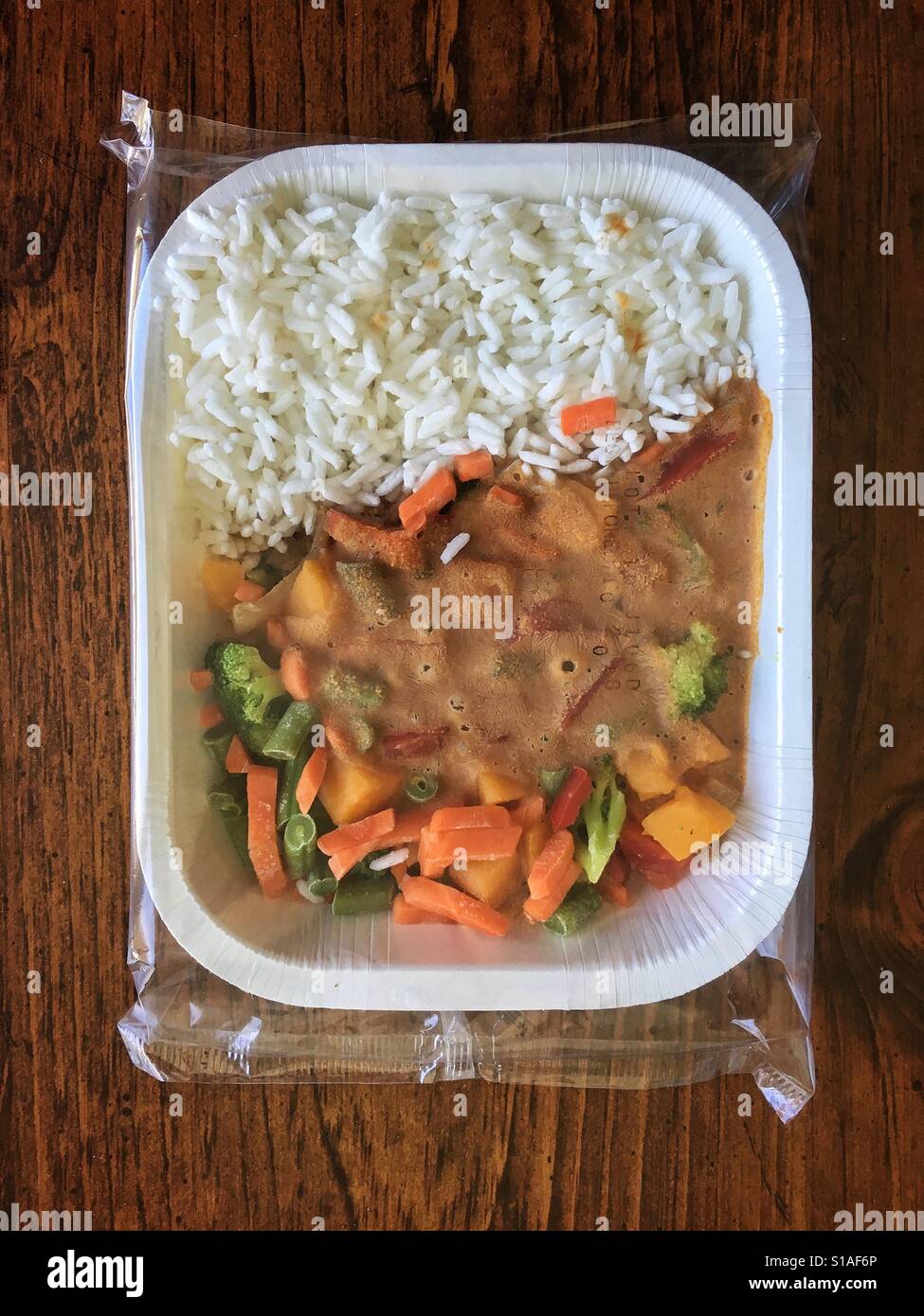 Cena a microonde riso al curry - Immagine stock catturata con smartphone