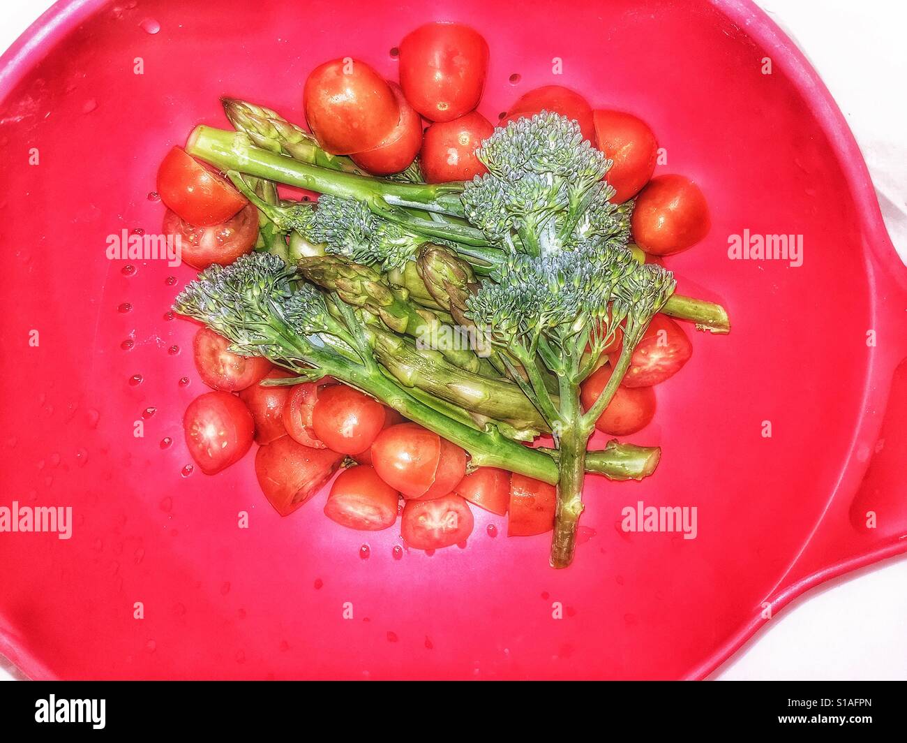 Una ciotola di verdure. - Immagine stock catturata con smartphone