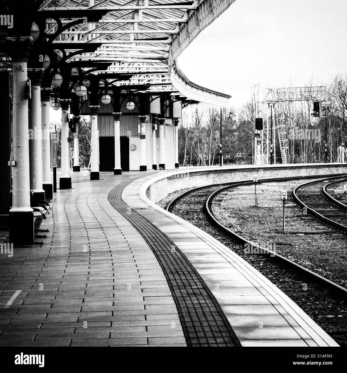 La stazione ferroviaria di York piattaforma. - Immagine stock catturata con smartphone