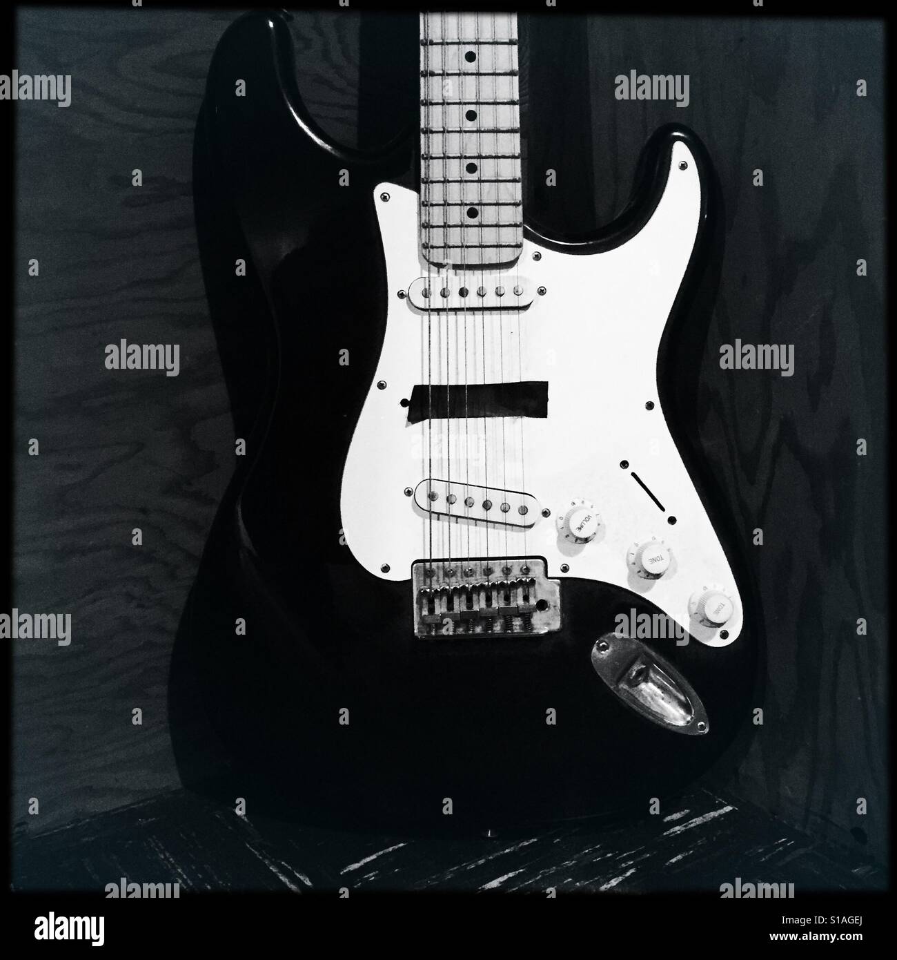 Vecchia chitarra elettrica in bianco e nero - Immagine stock catturata con smartphone