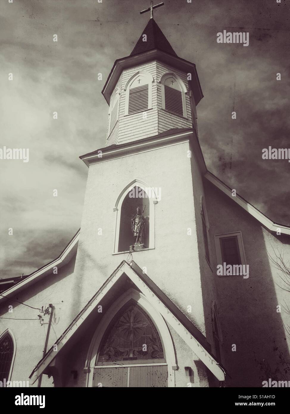Il nero di seppia vecchia chiesa di legno Foto Stock