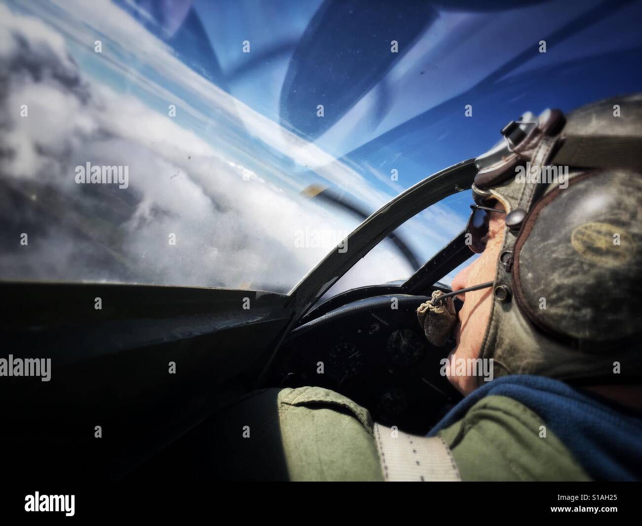 Pilot battenti alto sopra le nuvole in un piano vintage - Immagine stock catturata con smartphone