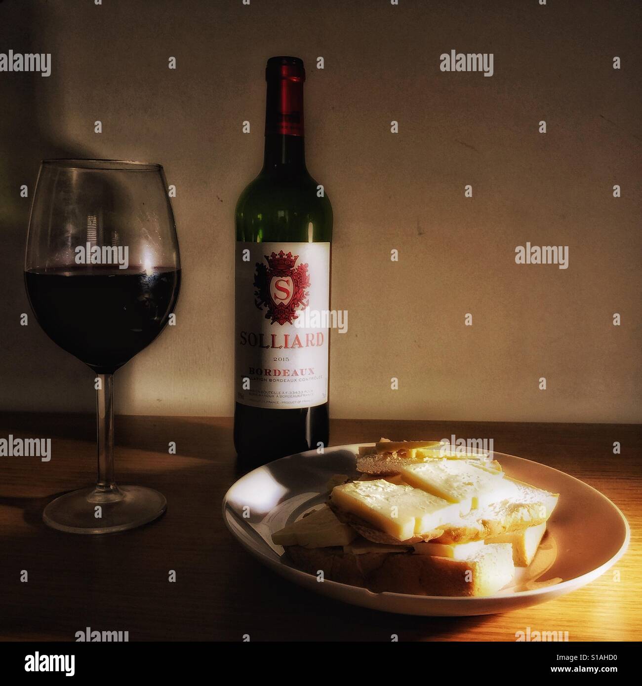 Il vino rosso, pane e formaggio Foto Stock