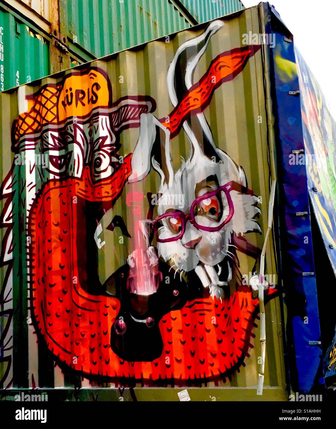 Dipinto di autocarro con un coniglio facendo magic su una creatura birdlike. Monaco di Baviera, Germania Foto Stock