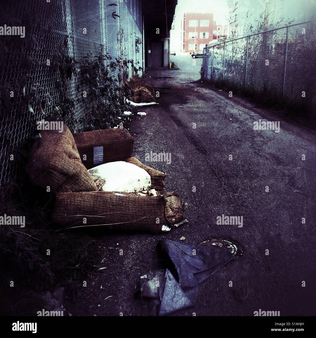 Divano abbandonati sotto il ponte in Ballard quartiere di Seattle Foto Stock