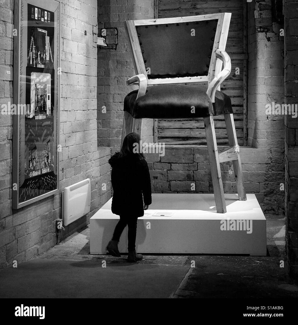 Sedia del gigante Foto e Immagini Stock in Bianco e Nero - Alamy