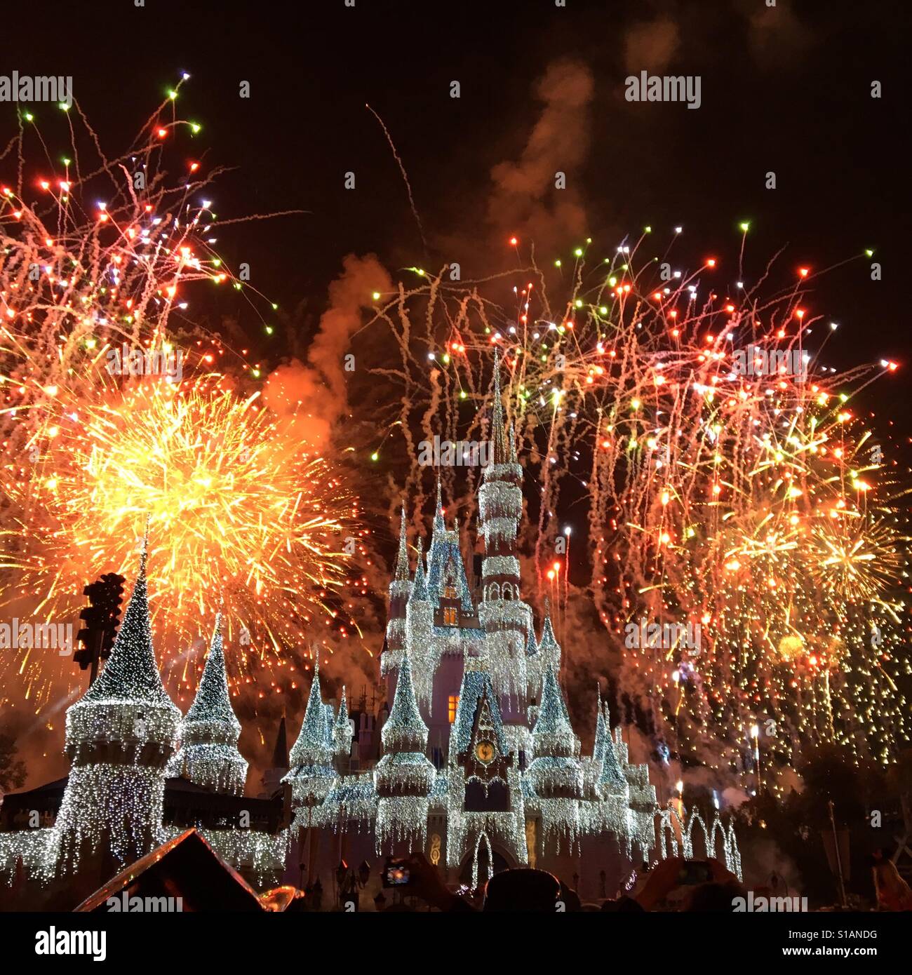 La Vigilia di Capodanno spettacolo di fuochi d'artificio da Cenerentola Castello nel Regno Magico di Disney World. Foto Stock