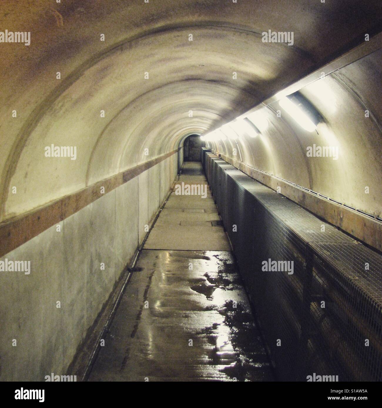 Tunnel da prigione a casa corte - Immagine stock catturata con smartphone