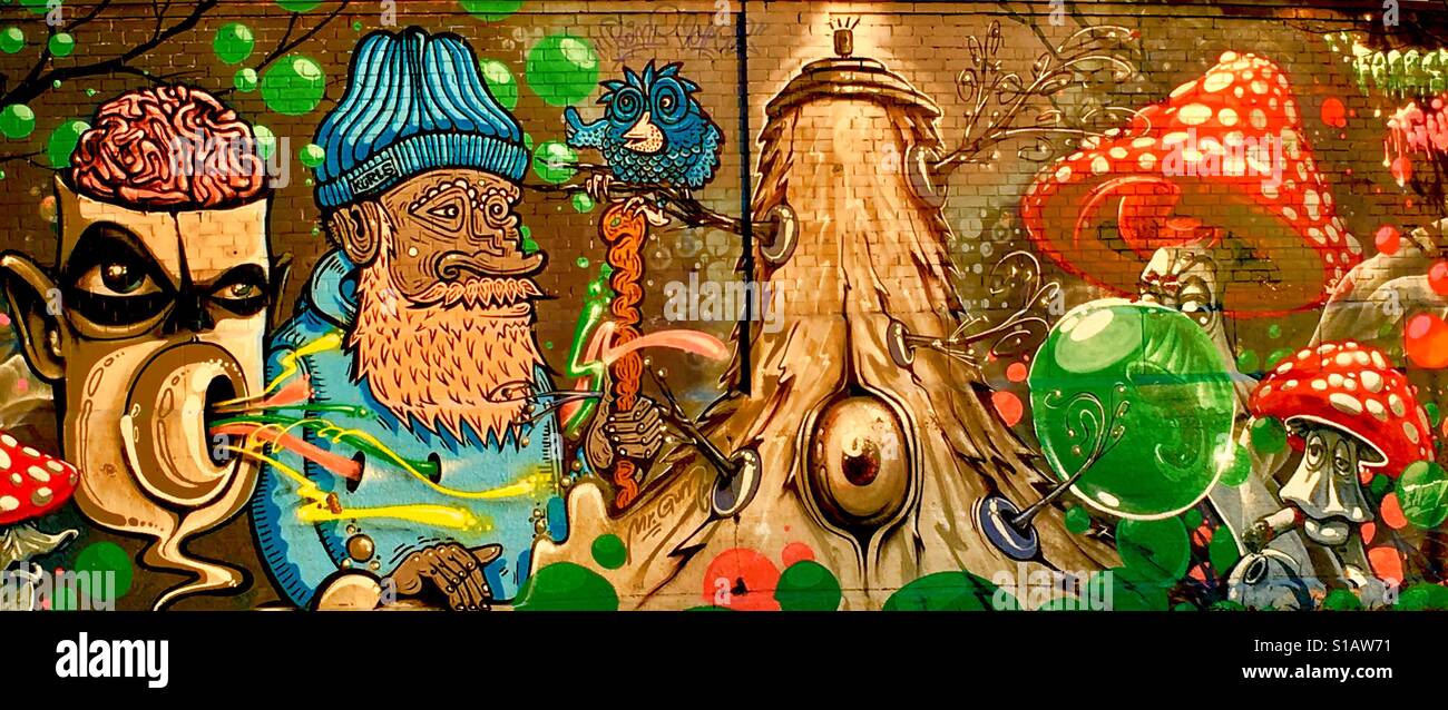 Il vecchio uomo in una foresta mistica con creature & Toadstools Arte di strada. Monaco di Baviera Foto Stock