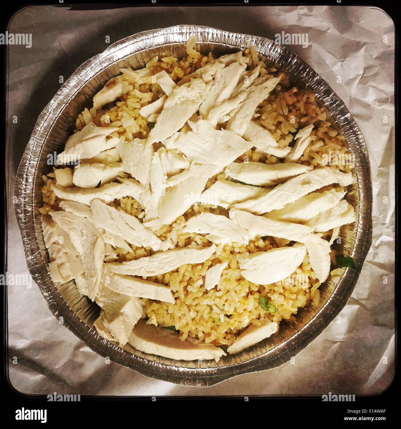 Chicken fried rice take away pasto - Immagine stock catturata con smartphone