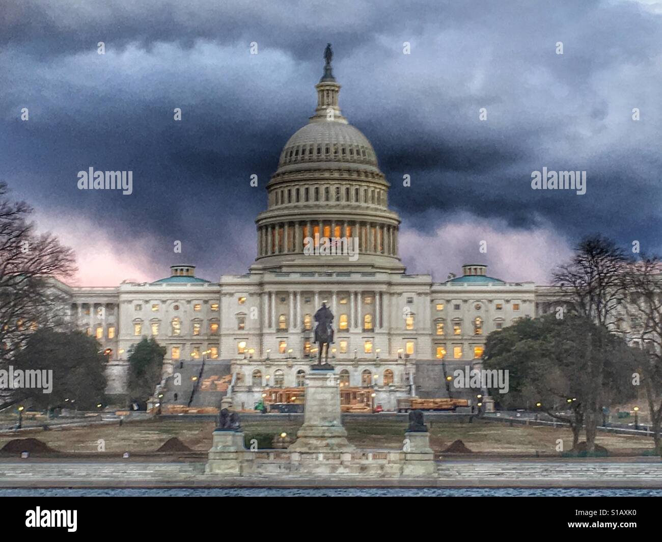 Nuvole scure pack insieme al di sopra del Capitol Foto Stock