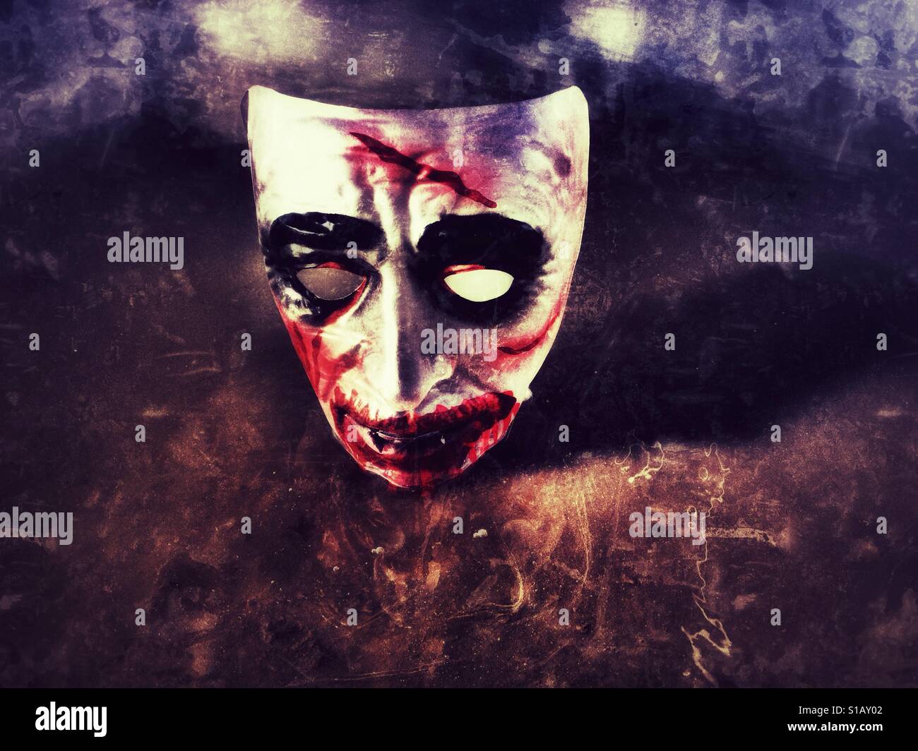 Bloody maschera su sfondo scuro - Immagine stock catturata con smartphone