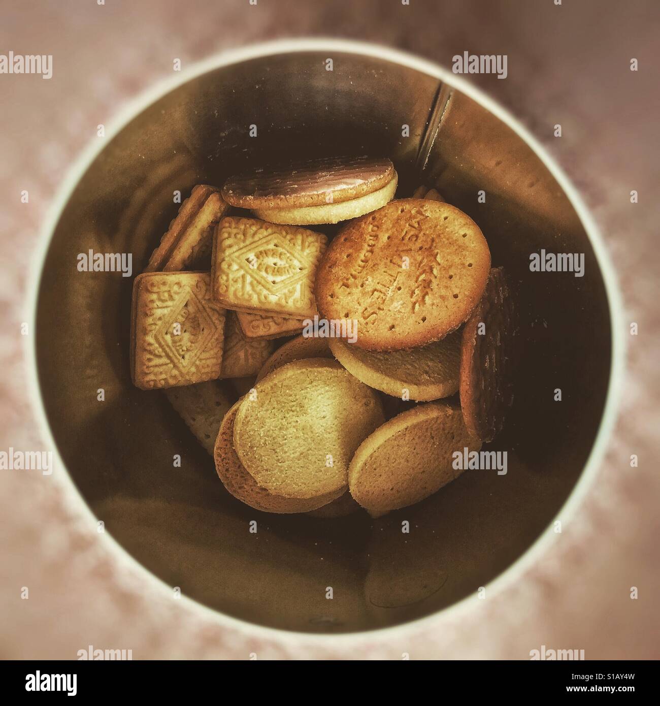 Biscotti in un vecchio biscotto canna. - Immagine stock catturata con smartphone