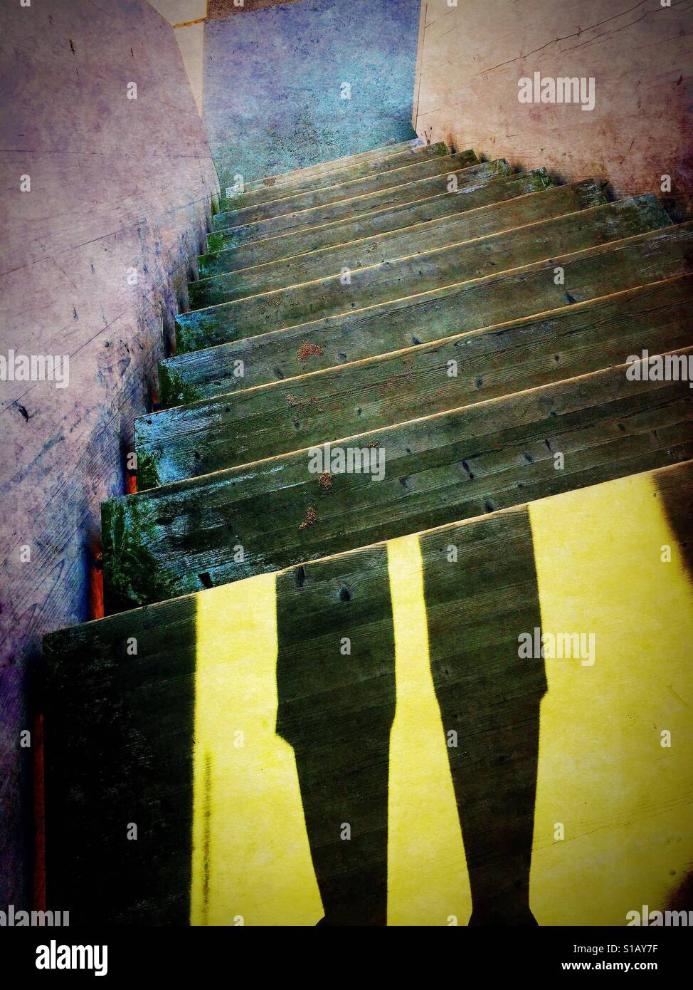 Un ombra di una persona che sta in piedi in scale Foto Stock