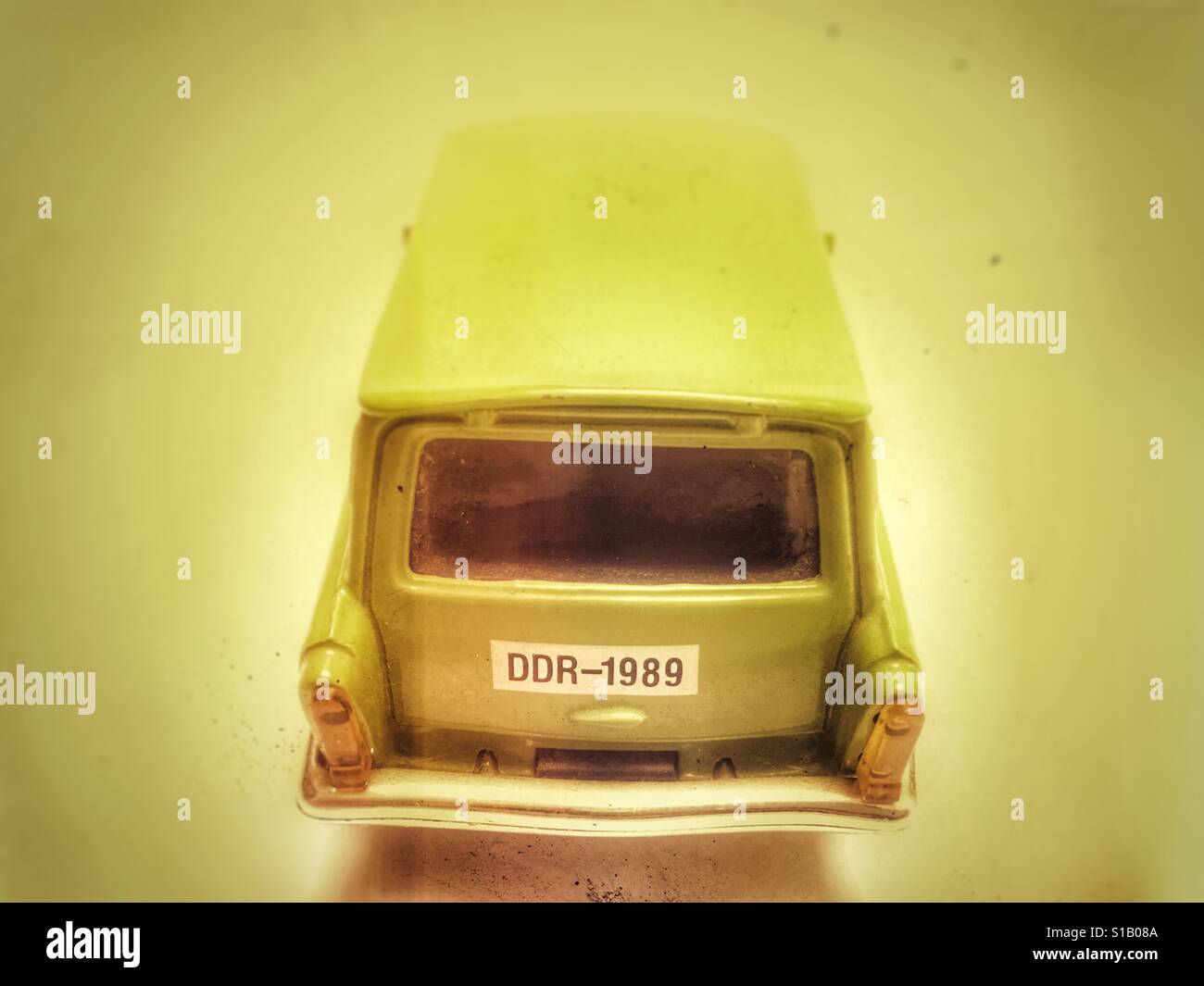 Automobile del giocattolo Trabaut - Immagine stock catturata con smartphone