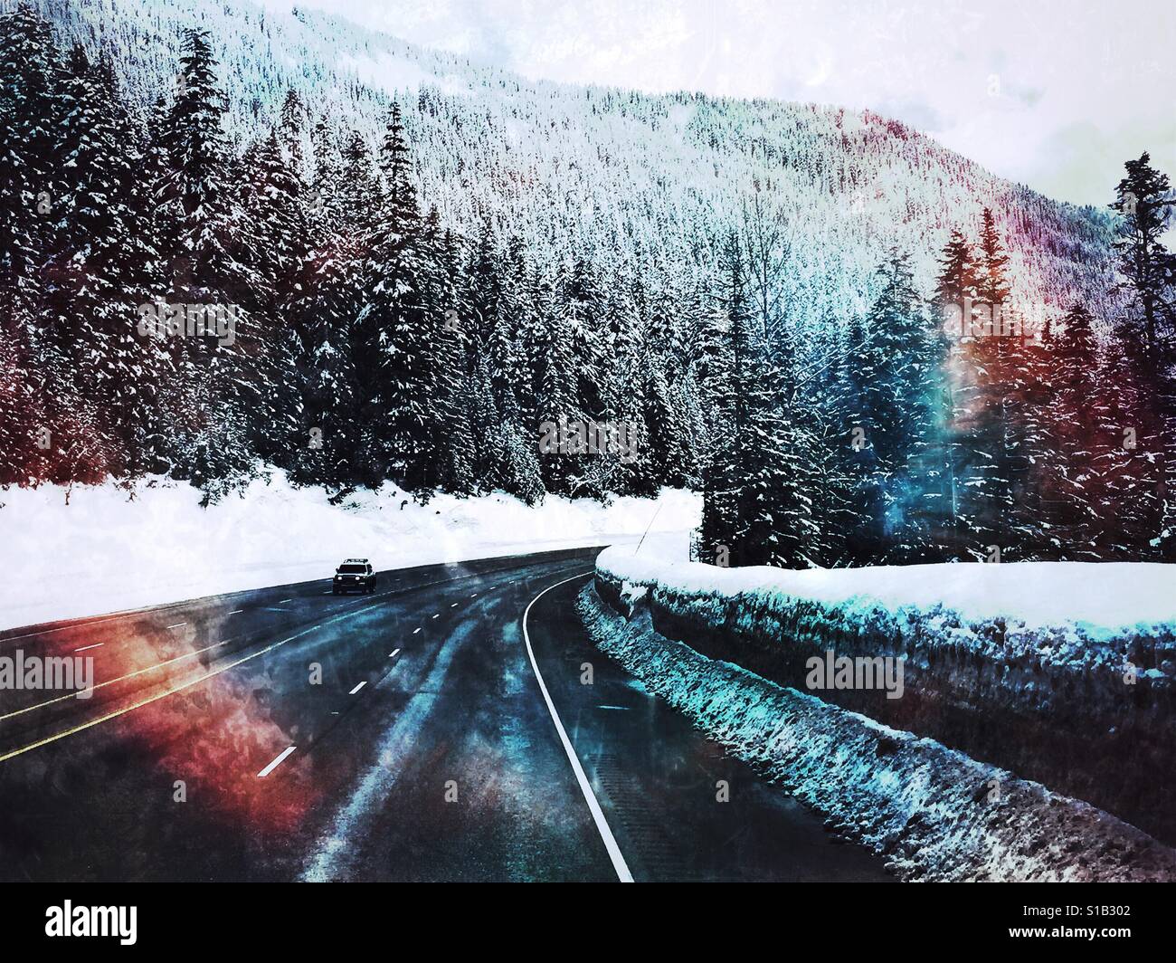 In inverno le condizioni di guida su Stevens Pass, WA Foto Stock