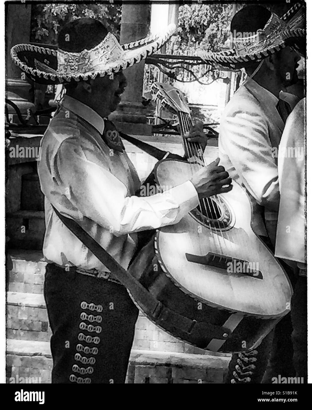 Vista laterale di un elemento di una banda Mariachi a suonare la chitarra in Ajijic, Jalisco. Foto Stock