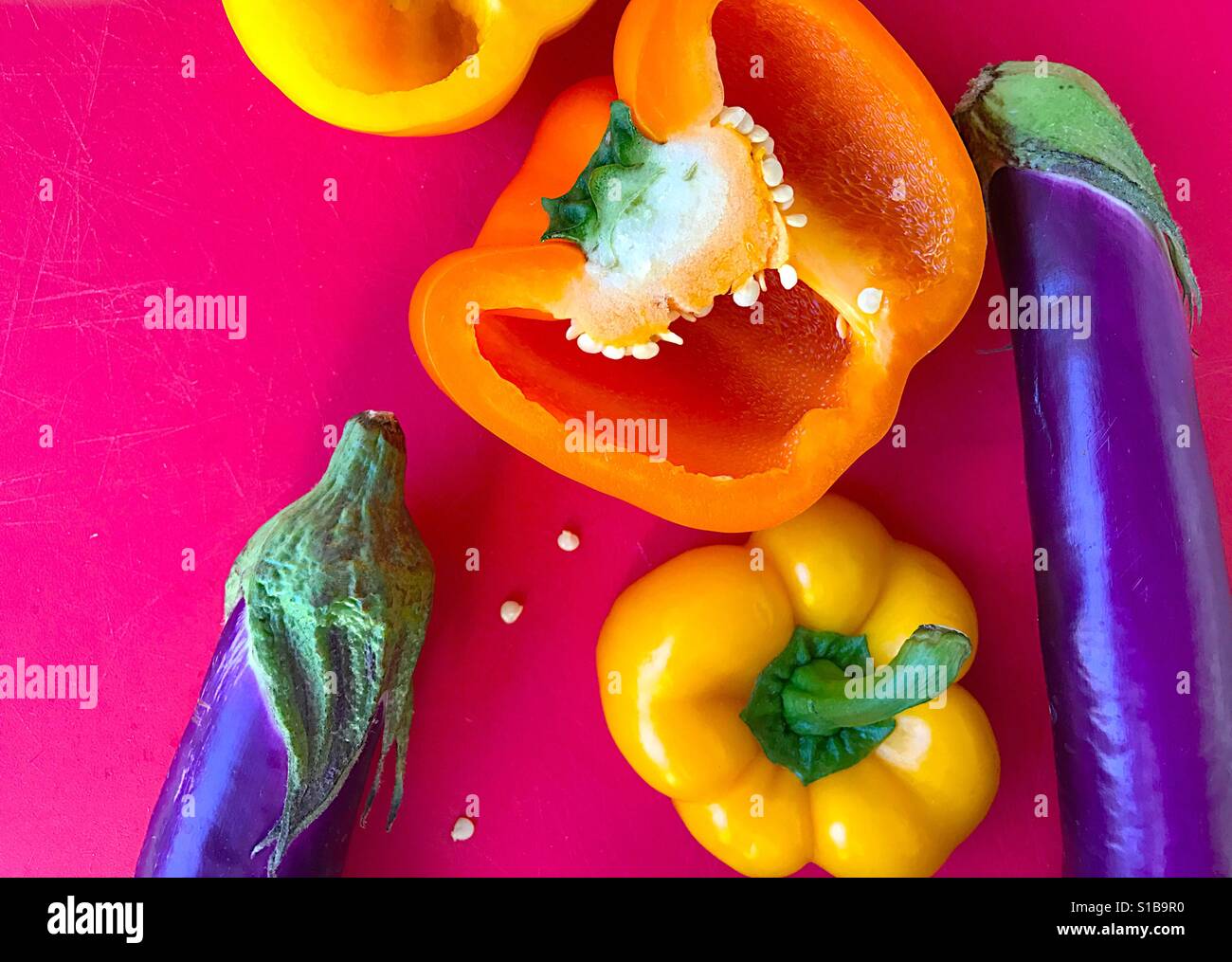 Le melanzane e i peperoni su rosso - Immagine stock catturata con smartphone