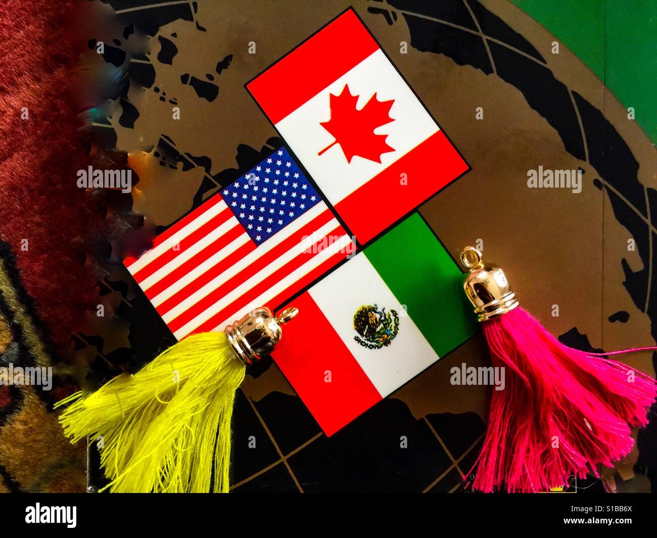 Il mondo del NAFTA, ora USMCA, tre paesi tre bandiere in un accordo iconico. La foglia di acero, le stelle e le strisce, e la bandiera messicana disposti armoniosamente. Nessuna discordia o attrito. Foto Stock