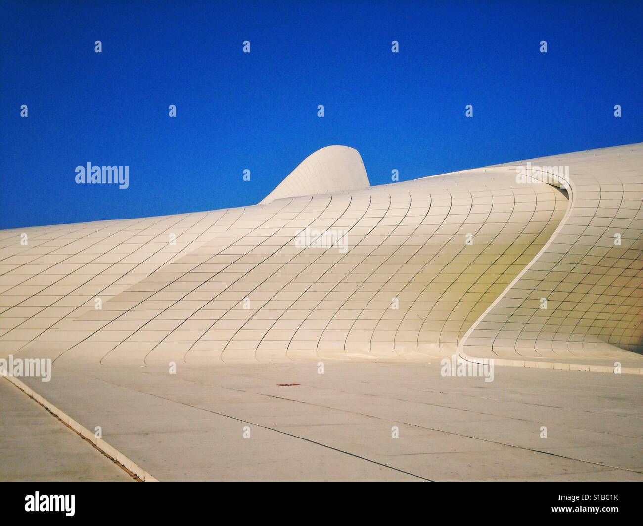 Architettura di Zaha Hadid, vista astratta di un centro culturale a Baku in Azerbaijan Foto Stock