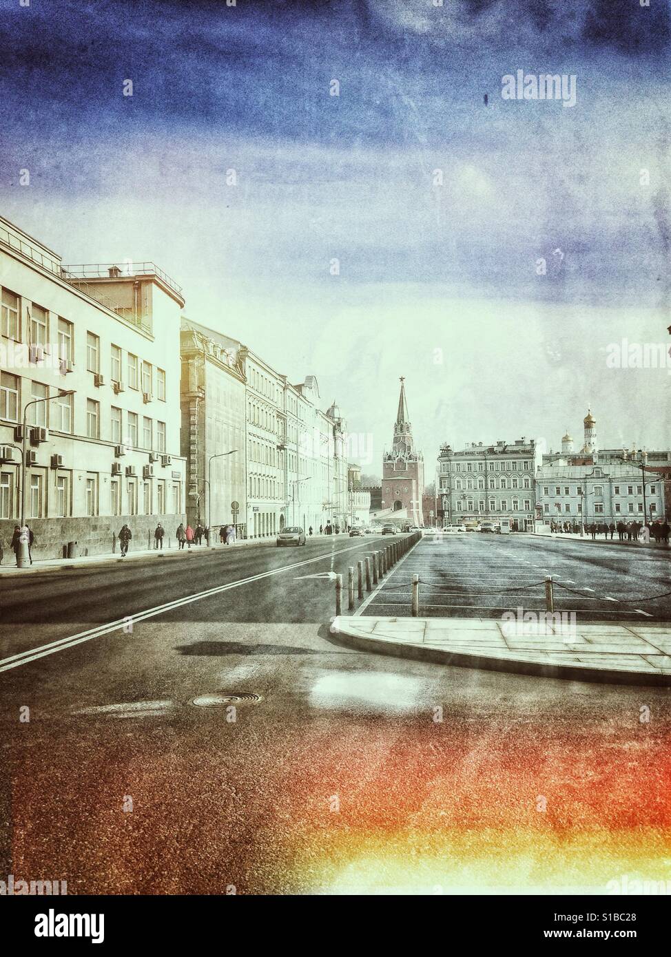Vozdvizhenka Street e Torre Kutafiya a Mosca, in Russia, in corrispondenza di un fine settimana con strada deserta Foto Stock