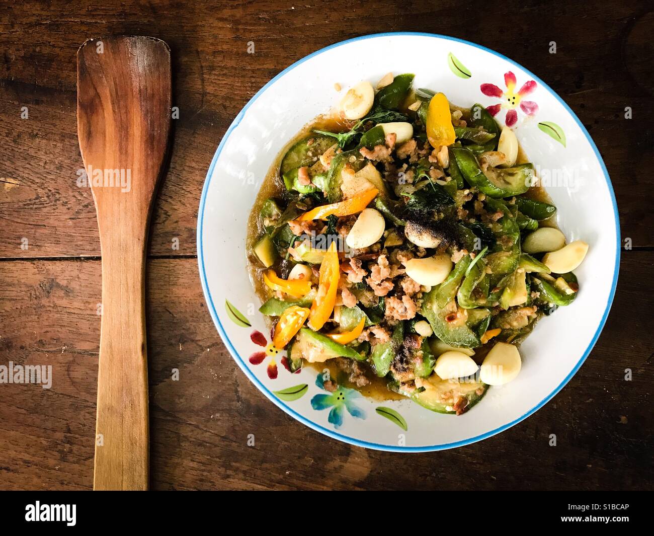 Agitare piccante melanzane fritte con carne macinata di maiale in pasta di fagioli di soia Foto Stock