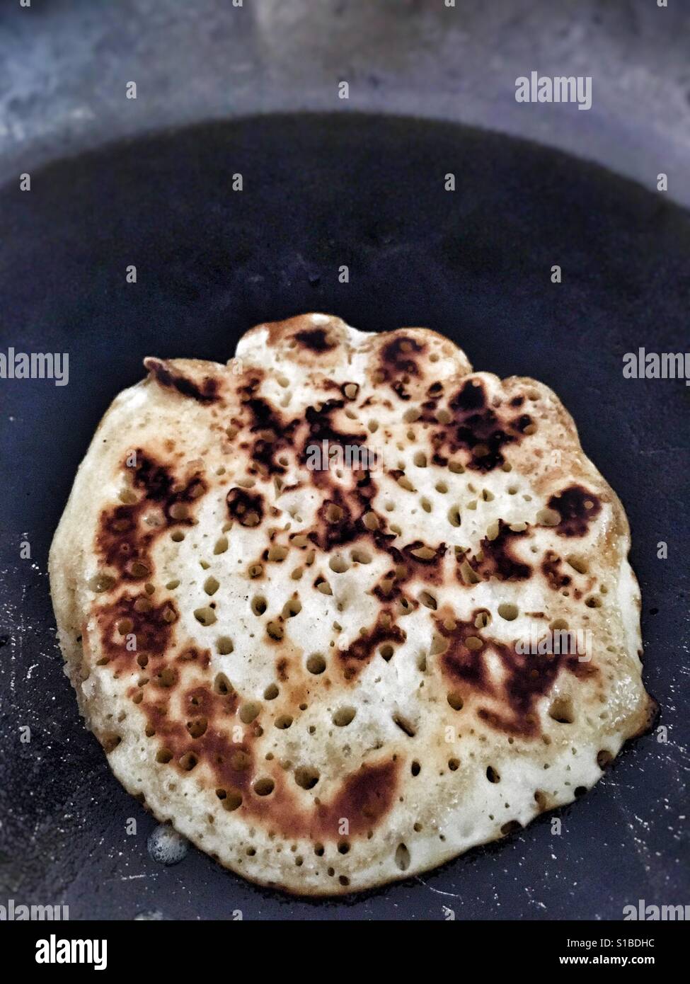 La cottura di un pancake. Foto Stock