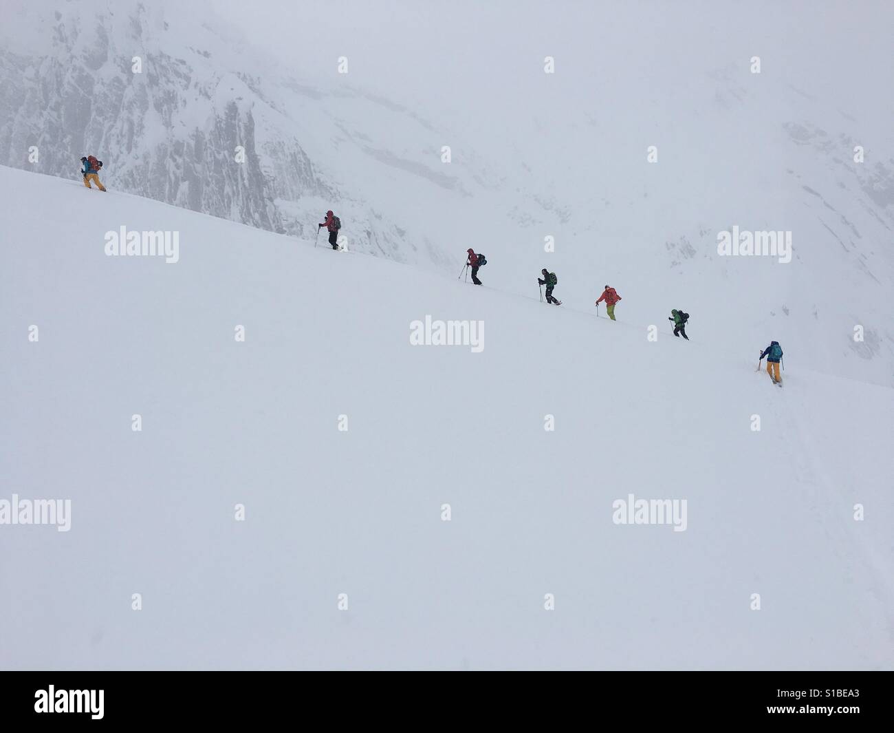 Sci alpinismo nelle Montagne Rocciose Canadesi Foto Stock