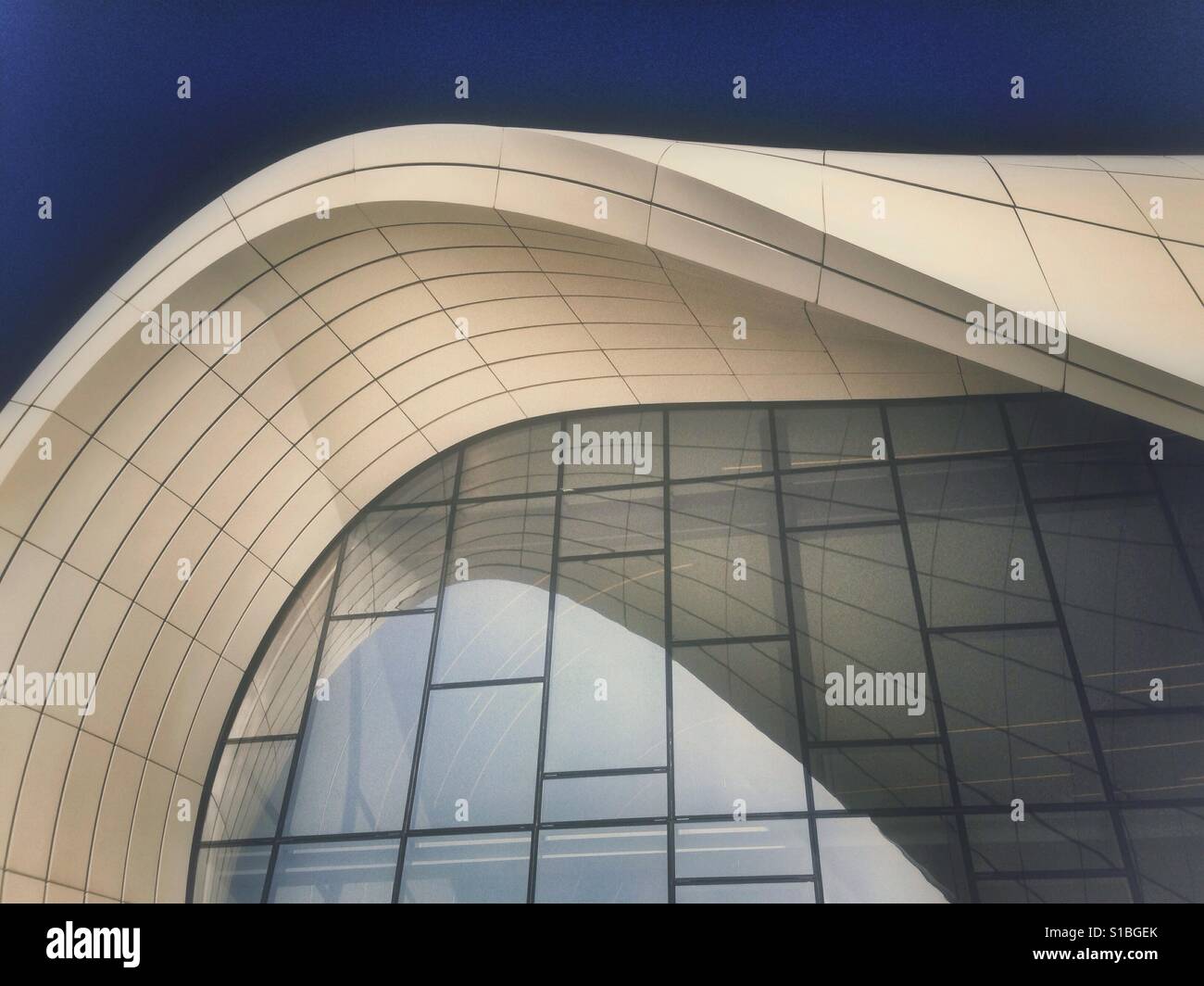 Abstract architettura dettagli da Zaha Hadid a Baku, in Azerbaijan Foto Stock