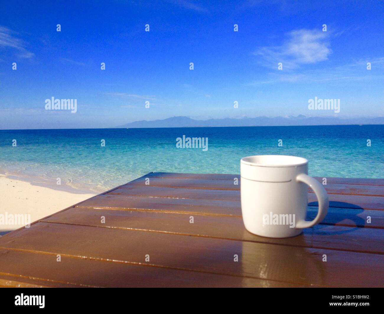 Caffè del mattino sulla spiaggia con una vista bellissima Foto Stock
