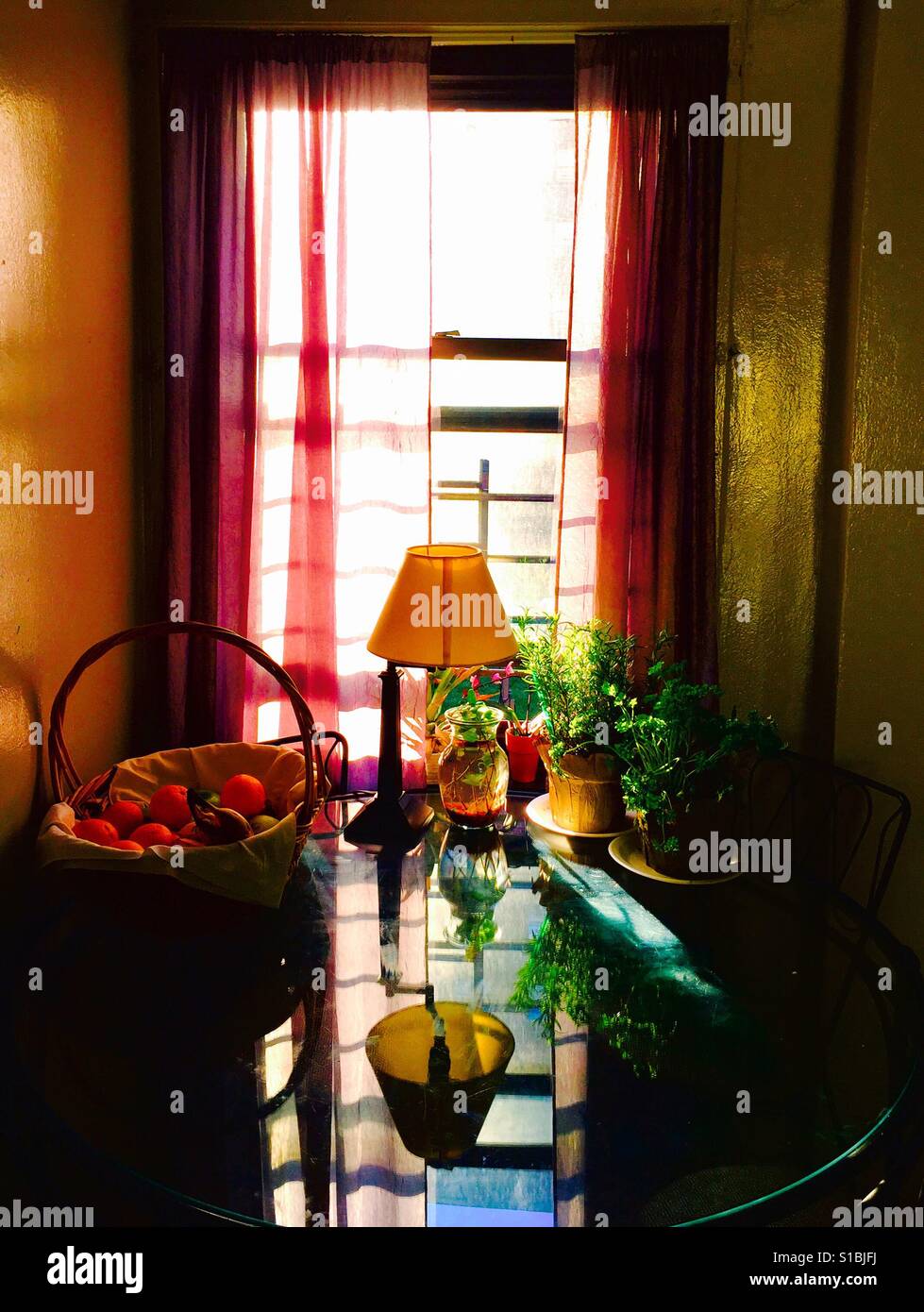 Ambiente caldo , pieni di sole cucina finestra con vetro riflettente tabella Foto Stock