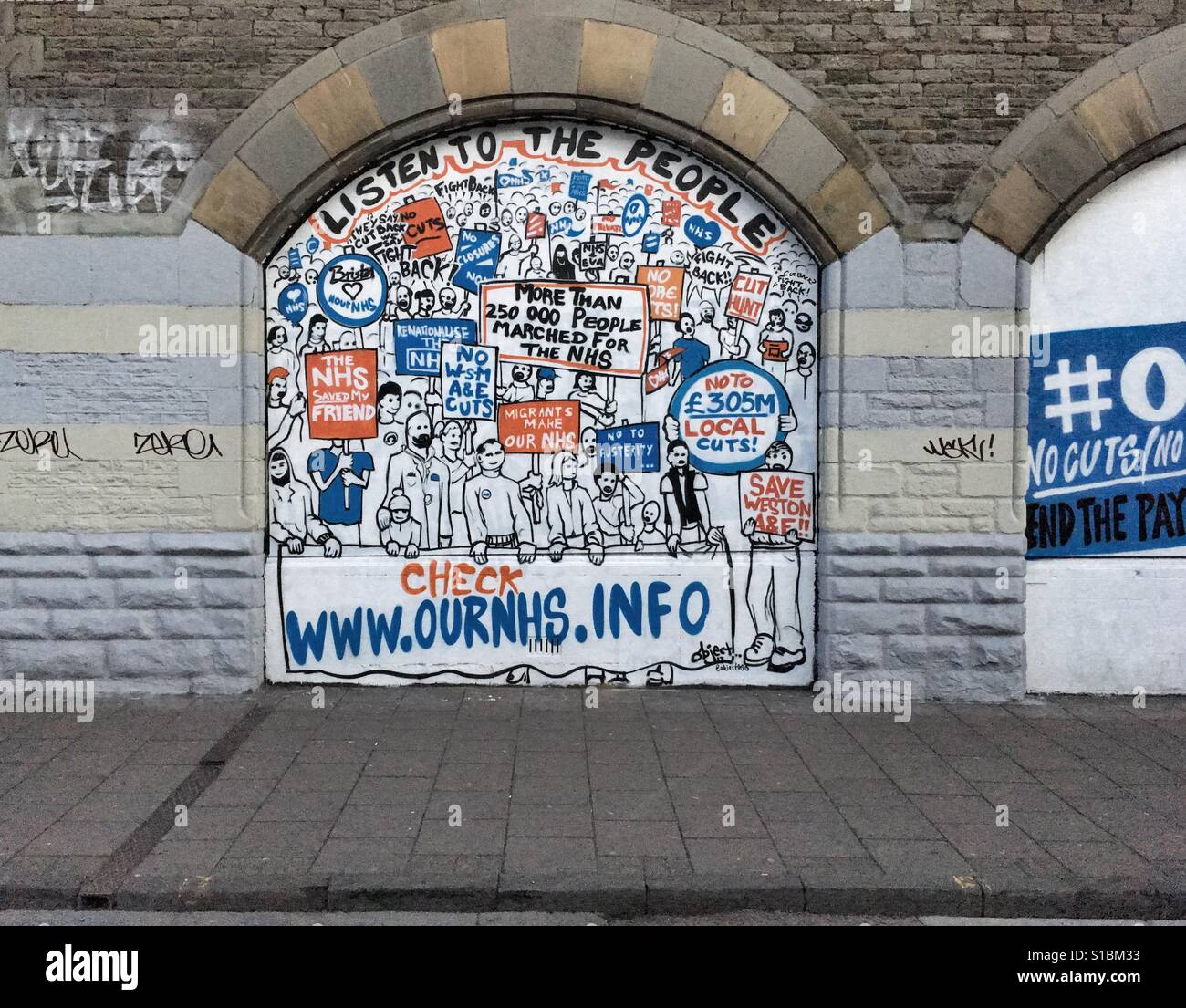 La Street art si opponeva ai tagli proposti al servizio sanitario nazionale di Stokes Croft, Bristol, Regno Unito, il 15 marzo 2017 - Immagine stock catturata con smartphone