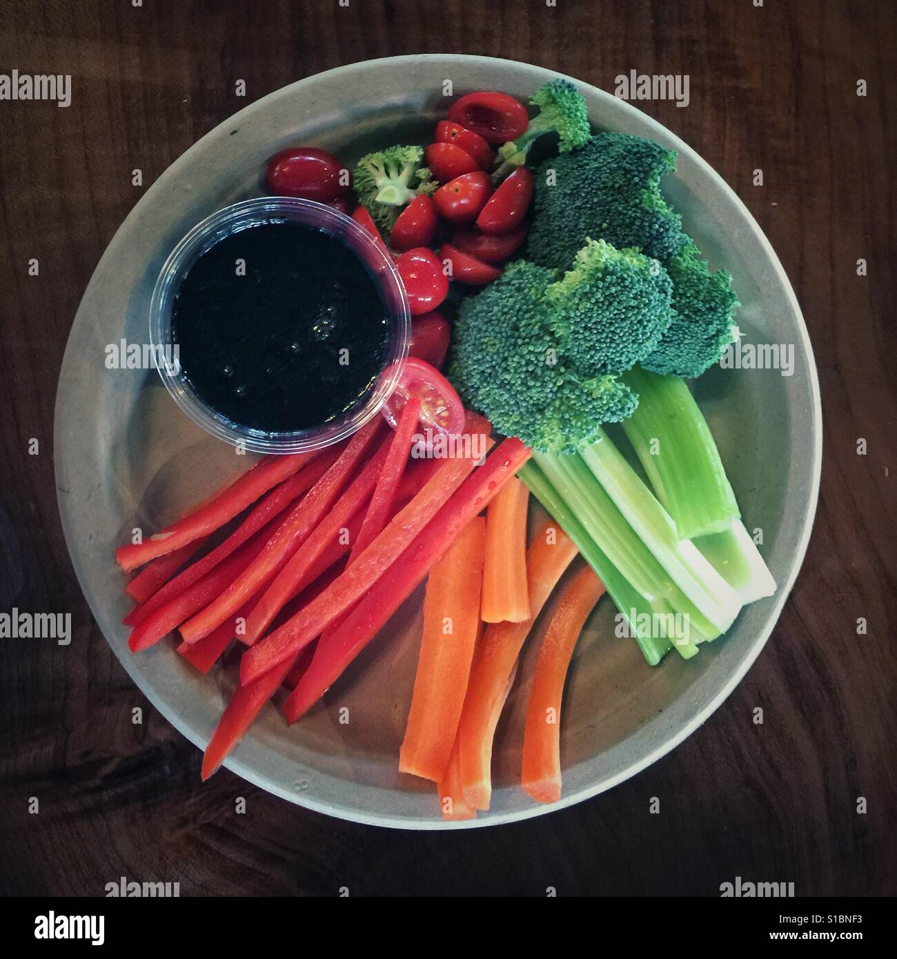 Ortaggi freschi su una piastra con salsa di immersione. - Immagine stock catturata con smartphone